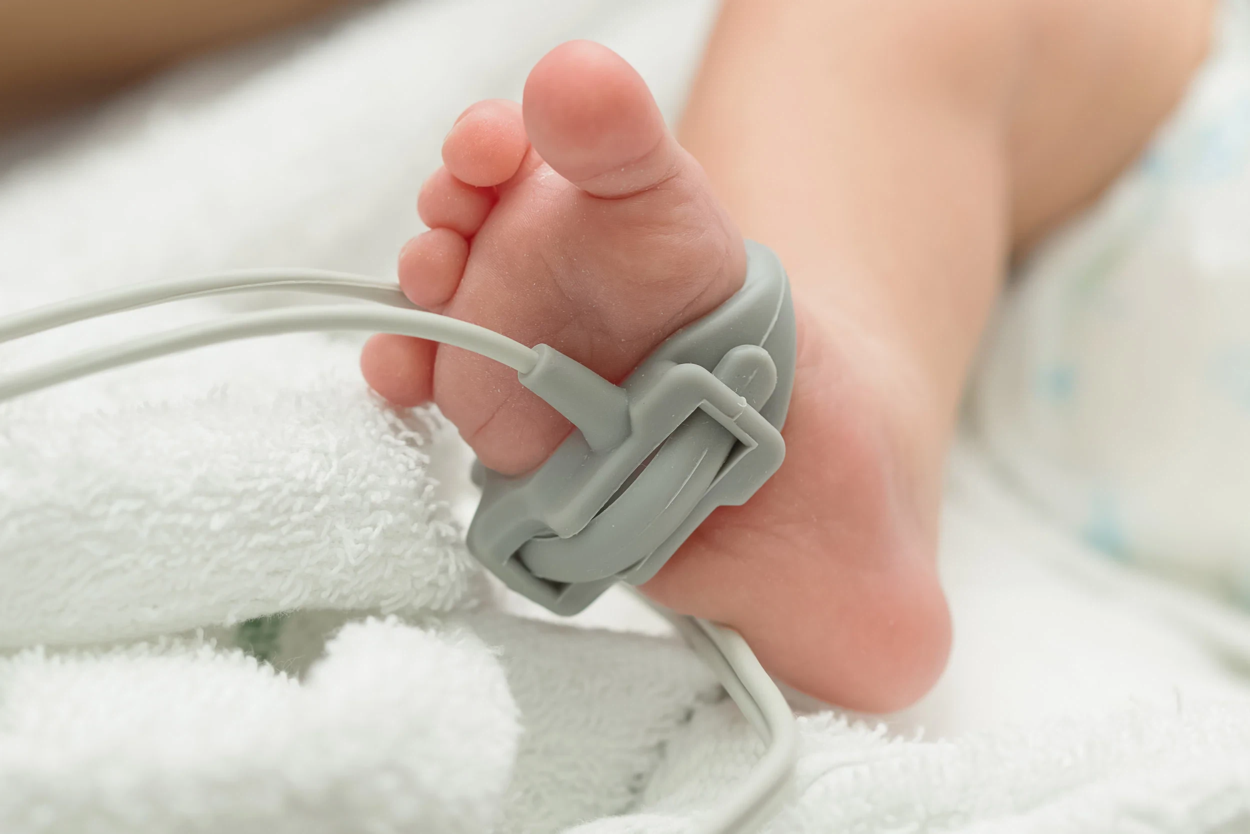 Точность показаний датчика кислорода в крови у новорожденных